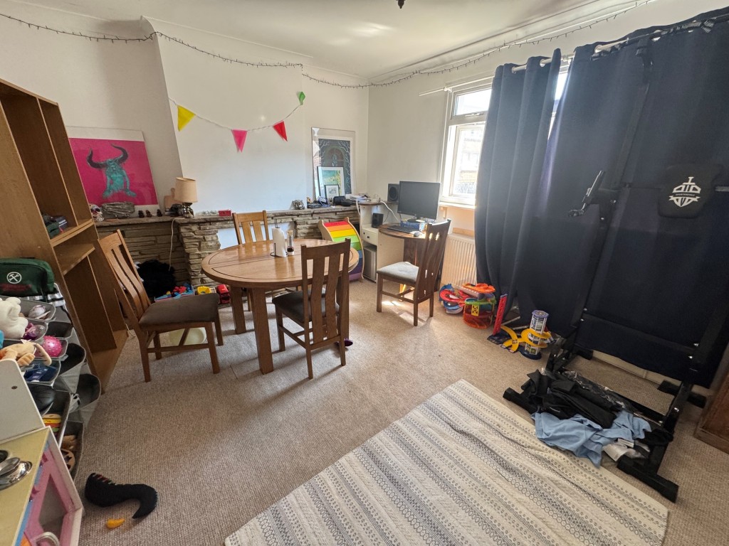 Lot: 193 - COMMERCIAL AND RESIDENTIAL INVESTMENT - Flat - Dining room area